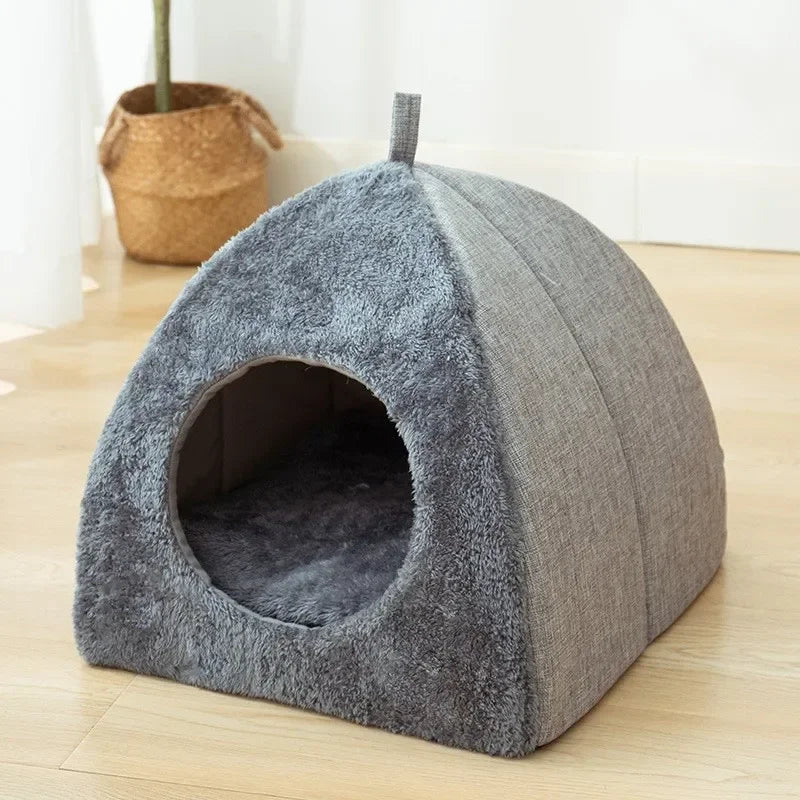 Nid triangulaire fermé et chaud pour chat