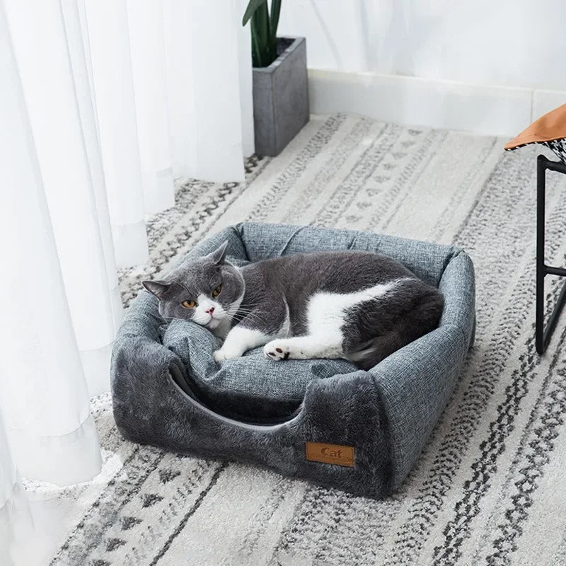 Nid triangulaire fermé et chaud pour chat