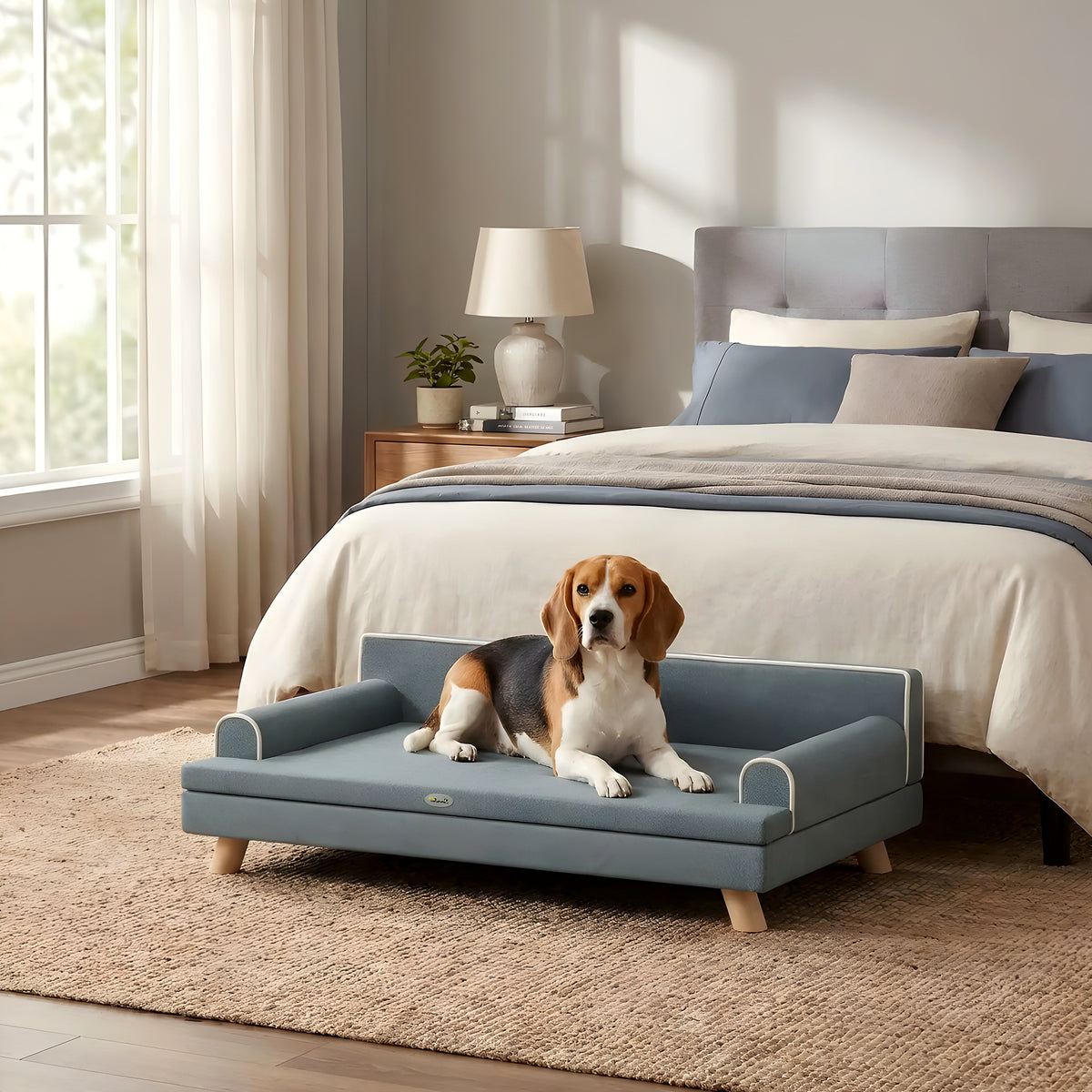 Canapé banquette sur pieds en velours gris pour chien