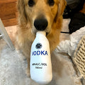 Peluche bouteille de vodka qui couine pour chien