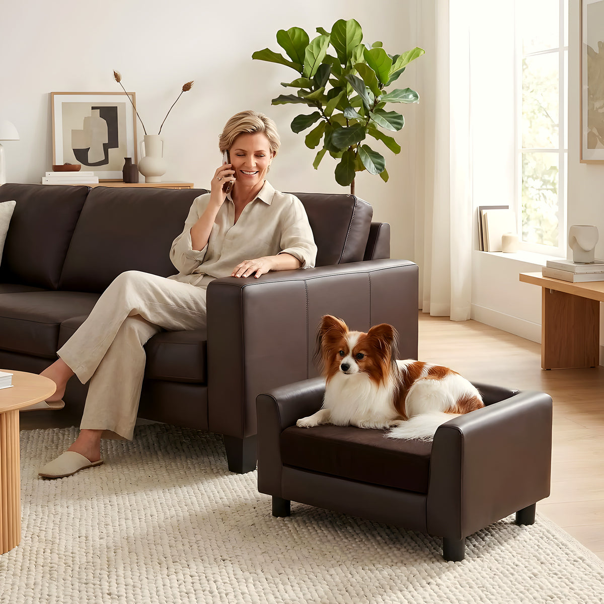 Petit fauteuil design en cuir vegan chocolat pour chien
