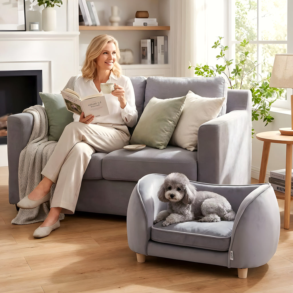 Petit fauteuil en velours gris pour chien