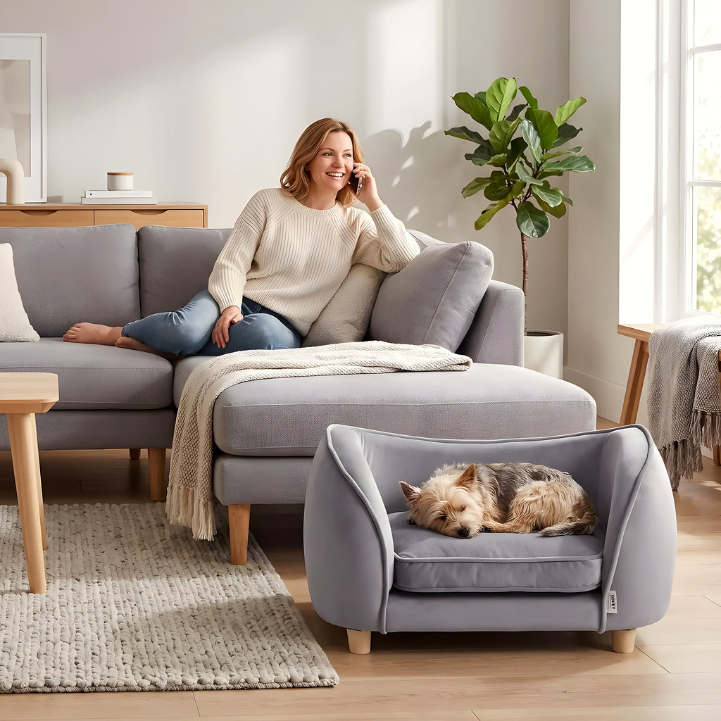 Petit fauteuil en velours gris pour chien