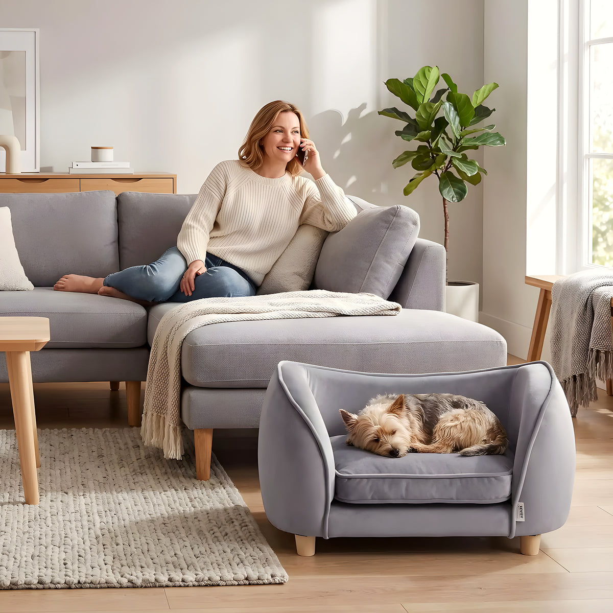 Petit fauteuil en velours gris pour chien
