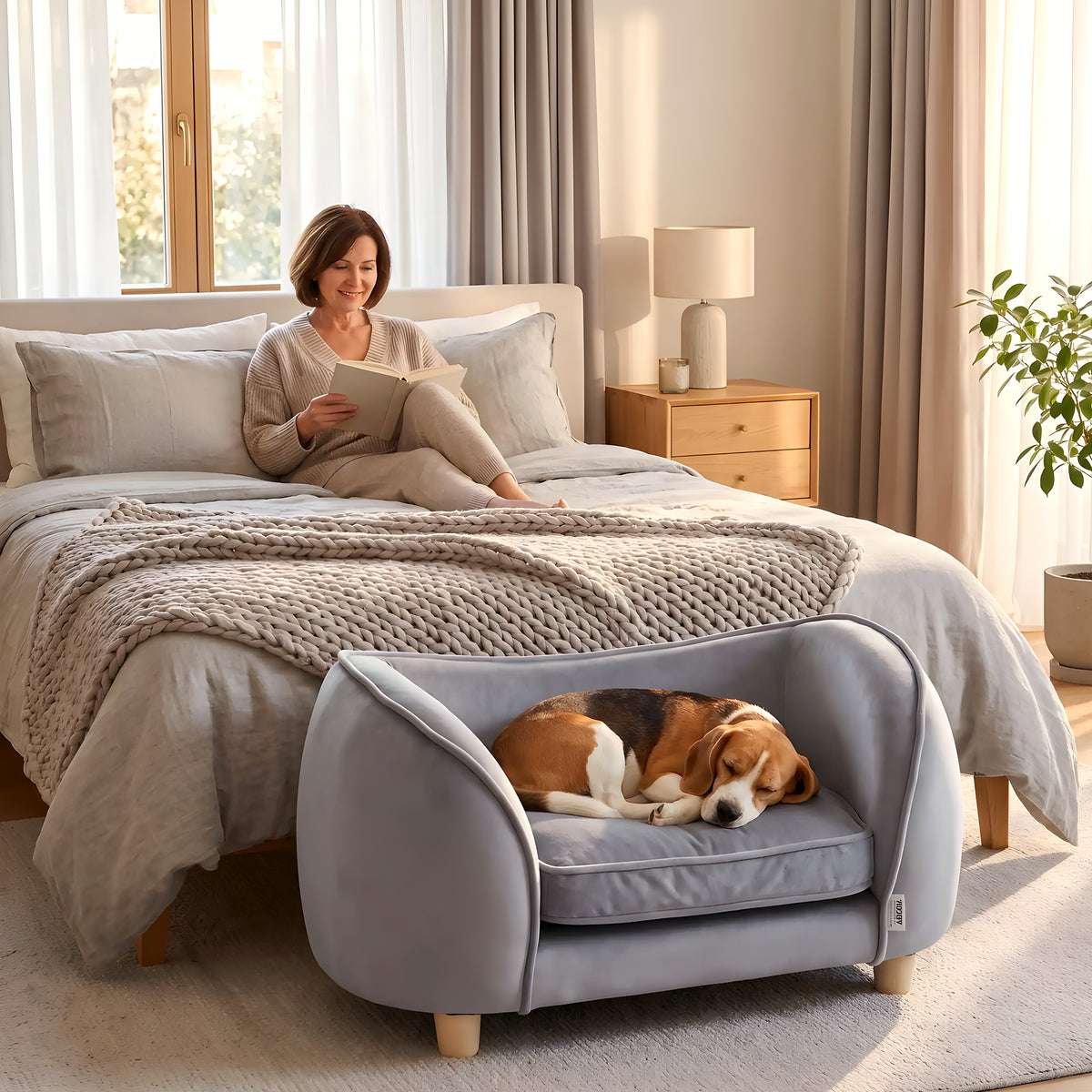 Petit fauteuil en velours gris pour chien