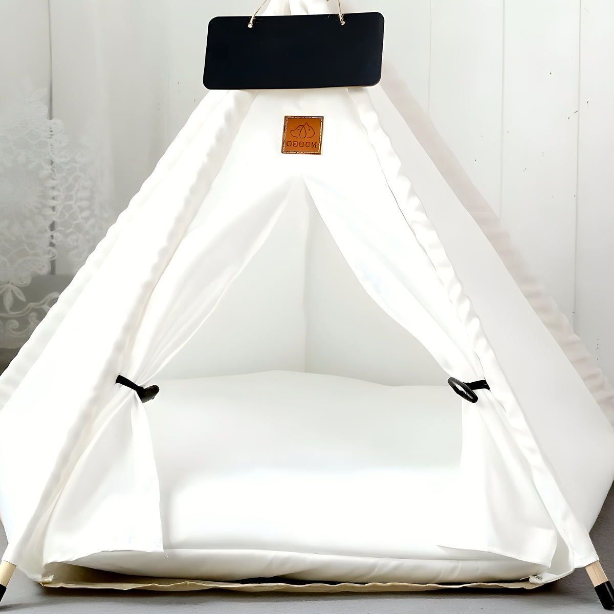 Tipi en bois et coton à motifs pour petit chien